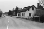 Vid Gamla Riksvägen i Kållereds centrum byggde John Lindström ett snickeri och drev det från 1930 till 1970-talet. I många år stod snickeriet som det lämnades - fyllt av maskiner, mallar, fanér- och färgprover. Senare blev det hantverksgården Ekebacken. Fotografiet togs 1992.