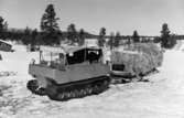 Lantbrevbärare Oskar Johansson,  Vuonatjviken, körande
snövessla på linjen Långudden-Vuonatjviken  (33 km.)  April 1952.