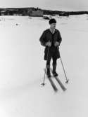 Lantbrevbärare Hugo Lundmark,  Jäckvik, (skidåkande) på
linjen  Jäckvik - Merkenis   (60 km.)  April 1952.