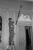 Antikvarisk storstädning på Gunnebo slott 1992. Mölndals museums tekniker Alf Garthman som dammar väggarna.