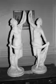 Antikvarisk storstädning på Gunnebo slott 1992. Två kvinnoskulpturer på en byrå.
