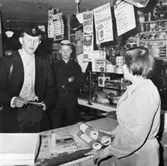 Post lämnas i Artur Larssons Lanthandel, Kärraboda av vikarierande bilåkande lantbrevbäraren Gert Stjernqvist, på linjen
Lönsboda-Duvhult.

Gert Stjernqvists lillebror står bredvid. 

Foto maj 1961.