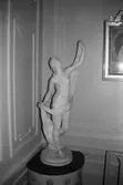 Antikvarisk storstädning på Gunnebo slott 1992. En kvinnofigur placerad på en piedestal.