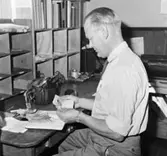 Lantbrevbärare Erik Johansson, Åkersberga räknar kassan efter turens slut.