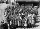 Krokslätts fabrikers arbetsstyrka uppställda på gården, 1928.