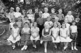 Skolklass fotograferad ute i det gröna 1955-1956. Centralskolan (nuv. Kyrkskolan).