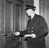 Lokalbrevbärare K. Albin Ward, postkontoret Stockholm 1., 1930 -
1943.  Brevbärareförman Ward,  1943.