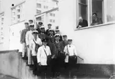 Värdebrevbärare från pk Stockholm 12 samlade före den sista
turen med värdebrevbäring, 1942.