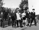 En kvinnlig brevbärare i Stockholm 1944, tillsammans med
manliga kamrater.