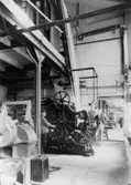 Färgtryckmaskin för tyg och väv som kunde trycka upp till 8 olika färger på tyget. Interiör från Krokslätts fabrik.