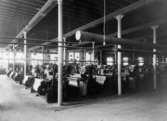 Maskinvävstolar i rad i vävsal på Krokslätts fabrik.