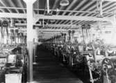 Maskinvävstolar i långa rader på väveriet i Krokslätts fabrik.