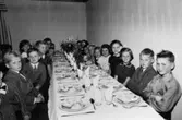 Barnkalas i hemvärnsgården när borgarbrandkåren fyllde 15 år, 1958.
Med på bild: Hjördis Karisaar, Marie-Louise, Elis, Lars-Erik, Birgitta, Monica, Margareta, Bengt, Margareta, Eivor, Leif, Ronnie, Tord, Solveig, Marett och Kurt.