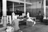 Interiör från härveriet på Krokslätts fabriker, 1950. 
Härvor läggs upp.