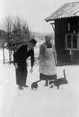 Arvid och hans mamma Klara samt katter, 1940-talet.