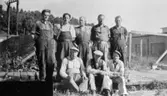 Arbetare som troligtvis ingick reparationsgruppen står uppställda utanför färgeriet på August Werners fabriker, cirka 1940- till 50-talet.
Arvid Svensson som sitter längst till höger var murare. Eklund som står till vänster var eldare. Från vänster står Albert. Bakre rad från vänster står Eklund.
