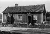 Lindbäcks hus i Anderstorp. En äldre trähuslänga med två förstugor.