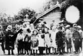 Barn som står utanför Anderstorps fabrikers port, tidigt 1900-tal.