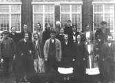 Spinneriarbetare utanför Krokslätts fabriker, omkring 1925. Denna grupp arbetade i spinneriet på tredje våningen.