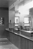 Interiör från postexpeditionen Barkarby. Kassadisken, 1956.