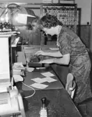 Kassabiträdet Elly Ek, postexpeditionen Åkersberga,
skyddsstämplar postanvisningar.  Foto augusti 1961.