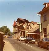 Bostadshuset på Kvarnbygatan 25 rivs, år 1975. Till höger ligger Kvarnbygatan 27. Till vänster skymtar muren till Papyrusområdet.