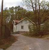 Bostadshus Roten F25 år 1974. Gatan (som skulle blivit Myntgatan) går framför huset.