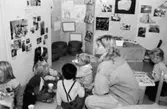 Några barn och en vuxen sitter på golvet i samband med en utställningsvernissage av och om Katrinebergs daghem på Mölndals museum 1993-09-10.