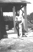 Helmer Garthmans kompis, Charlie Larsson, bygger sommarstuga i Fjärås. 1950-tal.