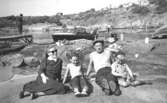 Paus i båtmåleriet för familjen Garthman på Näset, 1950-tal. Från vänster sitter Astrid, Leif, Helmer och Alf.