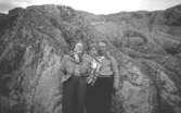 Ingrid Karlsson, Kerstin Karlsson (Astrids Garthmans syskon) och Ingrids fästman står lutandes mot en bergsknalle vid Näset, 1950-tal.