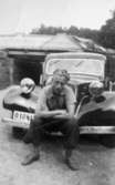 Ivar Karlsson (fotografens lillebror) sitter på kofångaren till en Citroën B-11 med reg.nr: 018413. Kvarnfallet 31, 1940-tal.