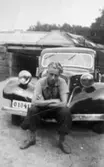 Ivar Karlsson (fotografens lillebror) sitter på kofångaren till en Citroën B-11 med reg.nr: 018413. Kvarnfallet 31, 1940-tal.