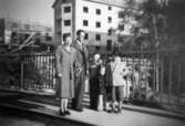 Från vänster: Margit Larsson (Astrid Garthmans syster), hennes man Folke och sonen Per-Olof, Alf Garthman och Leif Garthman är ute på promenad. De tittar på nybyggen i Guldheden. 1950-tal.