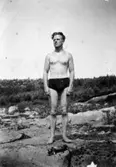 Helmer Garthman poserar i badbyxor vid Näset, 1930-tal.