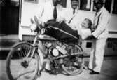 Fyra män och en lättviktare, 98cc (cykel med motor), 1930-tal. Personerna är okända för givaren.