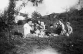 Familjerna Garthman och Eriksson sitter i det gröna och fikar i Mölndal. Från vänster: Helmer Garthman, Doris Eriksson med Bert Eriksson i knät, Astrid och Alf Garthman. 1950-tal.