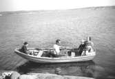 Familjerna Garthman och Andersson åker omkring i Helmer Garthmans eka. Från vänster: Leif och Alf Garthman, Egron, Lars, Jan och Gurli Andersson. Näset, 1955.