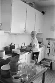 Jimmie H står på en stol vid diskbänken och diskar. Hoppetossan, Katrinebergs daghem 1992-93.