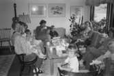 Katrinebergs daghem kl 6.30. Fikarast i personalrummet med bl.a. Ann-Britt Thörnblad med barnen Christoffer samt Anne Blom och Anita Nylén med barn. 1992-93.