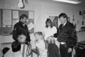 Linda Olausson och dagisbarnen har besök utav två polismän inne på Hoppetossan, Katrinebergs daghem, 1992-93.