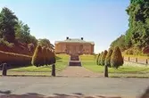 Gunnebo slott från norr. Dokumentation av sönderslagna skulpturer Bacchus och Flora, Gunnebo slott juni 1993.