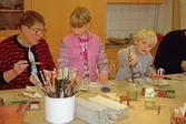 Familjesöndag med tillverkning av miniatyrstolar. Se även 1994_1035-1994_1045.