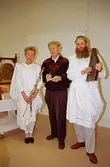 Avtackning av intendent Sten Svensson på Mölndals museum 1994. Personerna klädda i lagerkrans och toga är Pia Persson och Lars Gahrn.