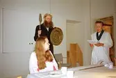 Lars Gahrn och Pia Persson uppvaktar vid avtackningen av receptionist Kim Linder på Mölndals museum 1994.