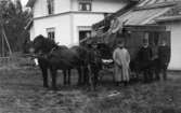 Fältpost 1913 vid Hammarstrands poststation. Dåvarande förste postexpeditör A.E. Nyström från Gävle, förste postiljon Gottfrid Eriksson och tf. förste postiljonen P.A. Dorj.