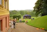 Gunnebo slott och park. Scen i bakgrunden.