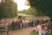 Publik under musikarrangemang i parken vid Gunnebo slott.