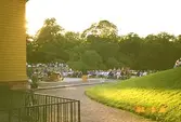 Publik framför scenen vid Gunnebo slott.