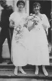 Två tärnor fotograferade vid bröllopet mellan Folke Sederholm och Margareta Sparre den 26 juni 1919.